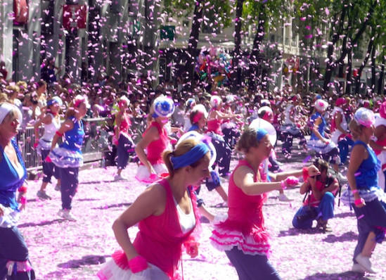 Record d'affluence pour le défilé de la Biennale de la Danse à Lyon