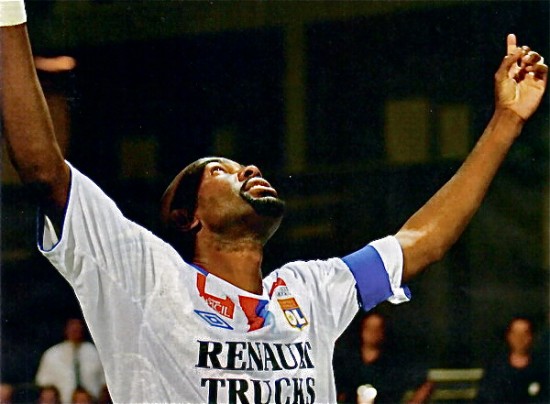 L'ancien défenseur lyonnais, Claudio Caçapa, de retour en France