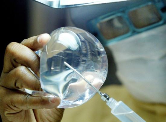 Prothèses mammaires: la société lyonnaise Bluestar Silicones "n’avait aucun contact" avec PIP