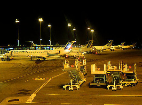 Un homme arrêté à la descente de son avion à St-Exupéry