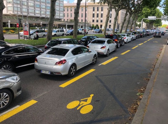 Lyon : rassemblement de VTC contre les "coronapistes", les voies cyclables de la Métropole