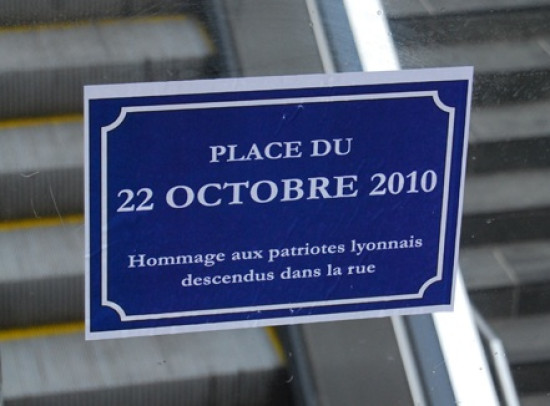 Un an après les émeutes de Lyon, les Identitaires rebaptisent la place Ampère Un an après les émeutes de Lyon, les Identitaires rebaptisent la place Ampère