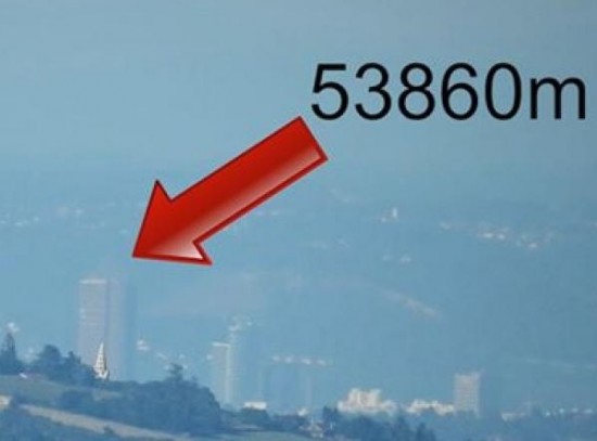 Il opère un méga zoom et nous fait voir la Part-Dieu du Guizay - VIDEO