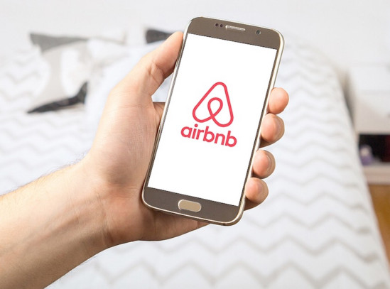 Il loue sa maison sur Airbnb, une centaine de personnes la saccagent