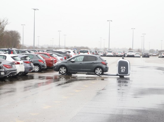 Le premier robot voiturier en extérieur au monde débarque à l'aéroport de Lyon