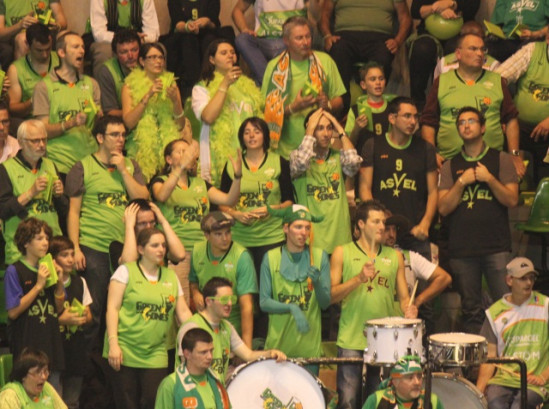 "Bande de branleurs" : le torchon brûle entre les joueurs de l'ASVEL et les supporters