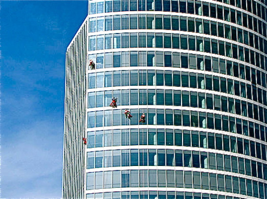 Petite mésaventure pour deux laveurs de vitres de la Tour Oxygène