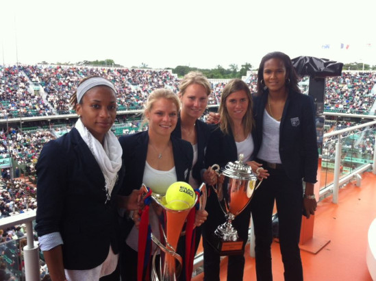 Les filles de l’OL fêtent leur victoire à Roland Garros