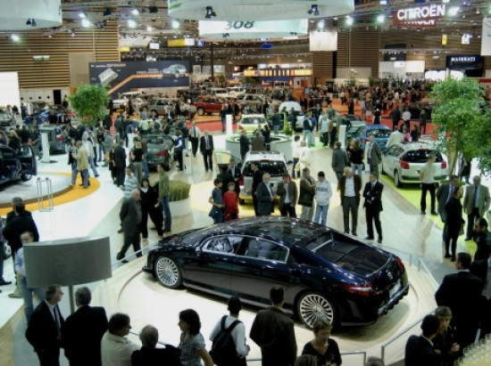 Un salon de l’auto en demie teinte Un salon de l’auto en demie teinte