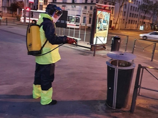 Le mobilier urbain de la Métropole de Lyon commence à être désinfecté
