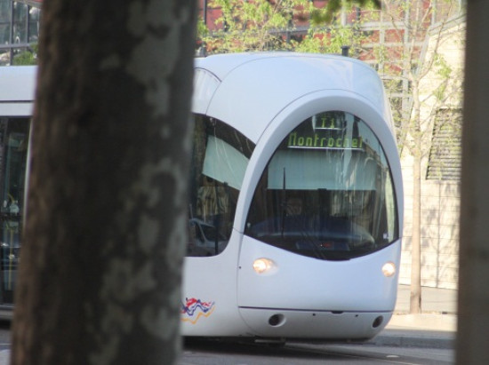 Une voiture est entrée en collision avec un tram lundi soir à Lyon