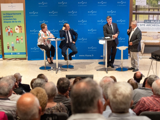 Rhône : une réunion publique co-animée par le président du Département et des gilets jaunes Rhône : une réunion publique co-animée par le président du Département et des gilets jaunes