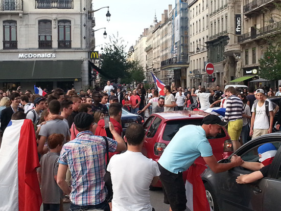 France-Nigéria : plus de 500 Lyonnais fêtent la victoire place Bellecour, les identitaires ont failli tout gâcher