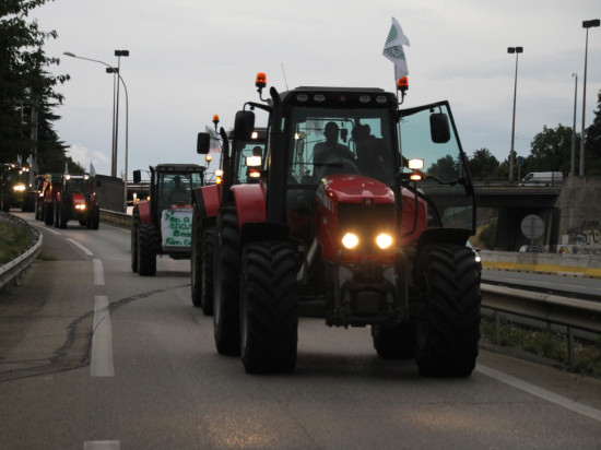Plus d’une soixantaine de tracteurs bloquent l’entrée de Lyon Plus d’une soixantaine de tracteurs bloquent l’entrée de Lyon