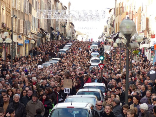 Marche républicaine : près de 15 000 personnes également rassemblées à Villefranche-sur-Saône Marche républicaine : près de 15 000 personnes également rassemblées à Villefranche-sur-Saône