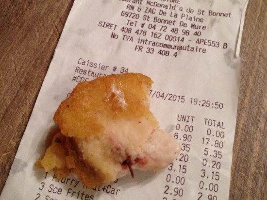 Rhône : un nugget étrange retrouvé par un enfant dans un McDo