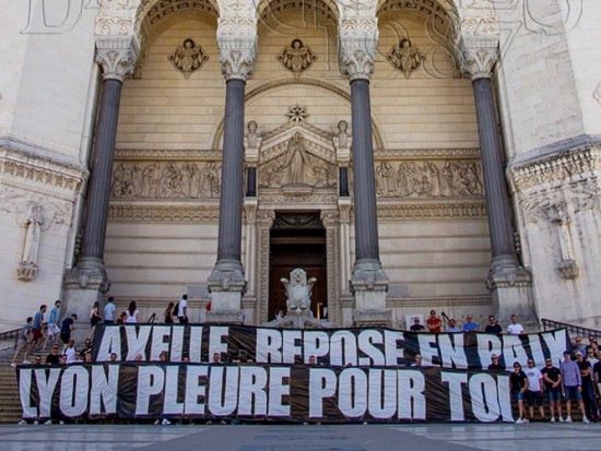 Lyon : les supporters de l’OL rendent hommage à Axelle Dorier Lyon : les supporters de l’OL rendent hommage à Axelle Dorier