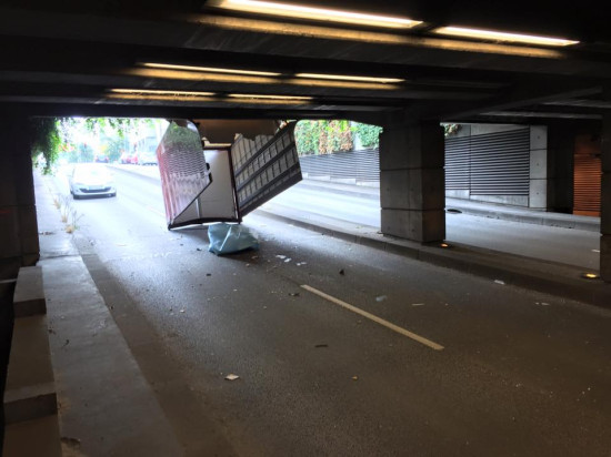 Lyon Part-Dieu : un camion hors-gabarit vole en éclat sous une trémie