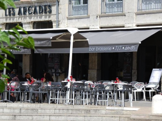 Hausse de la TVA : une brasserie lyonnaise riposte en baissant ses prix