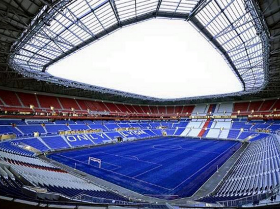 Pelouse bleue &agrave; l'OL, Kobe Bryant &agrave; l'ASVEL : les clubs lyonnais ont de l'humour