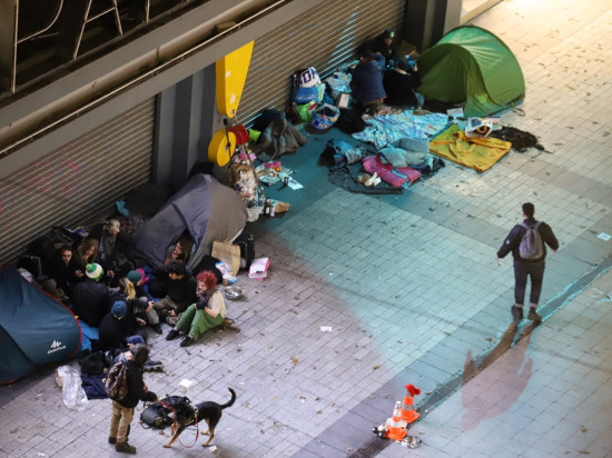 Lyon : les SDF de la Presqu’île refusent un gymnase mis à leur disposition, les campements se multiplient