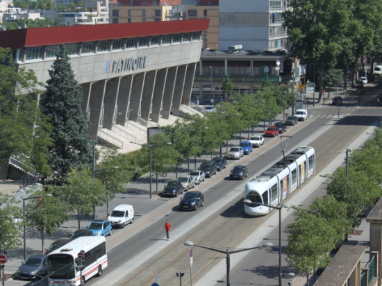 Mystérieuse fumée à la patinoire Charlemagne Mystérieuse fumée à la patinoire Charlemagne