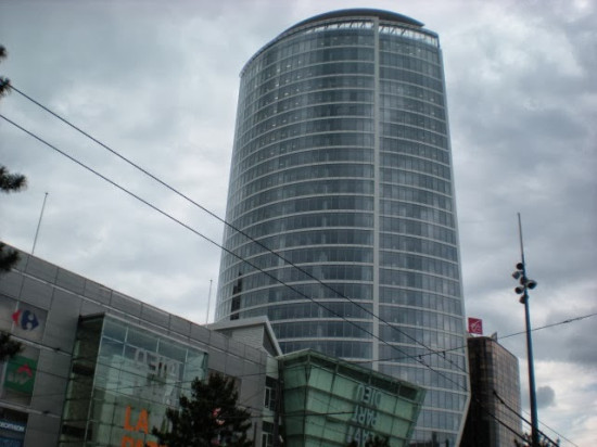 Le gérant d'un magasin agressé dans le parking de la Tour Oxygène