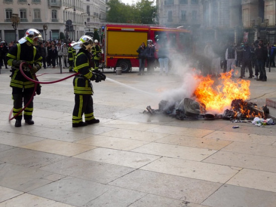 La tension monte dans un quartier de Givors : des pompiers caillassés La tension monte dans un quartier de Givors : des pompiers caillassés