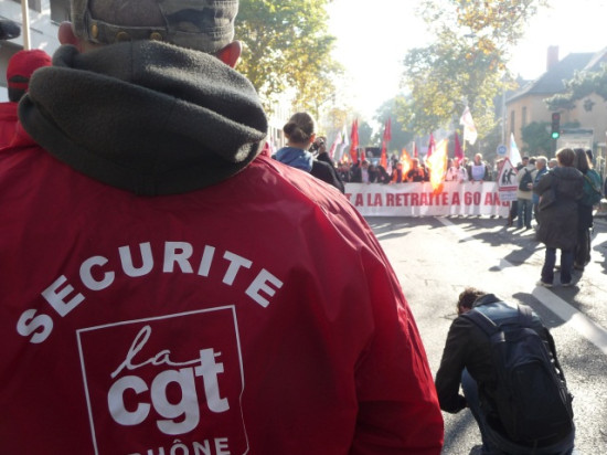 Lyon : 1000 personnes défilent devant le siège du Medef