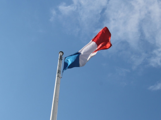 Un drapeau français de la mairie annexe de Givors détruit par le feu