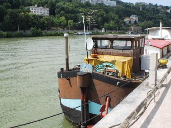 Une péniche se rate près d'Interpol