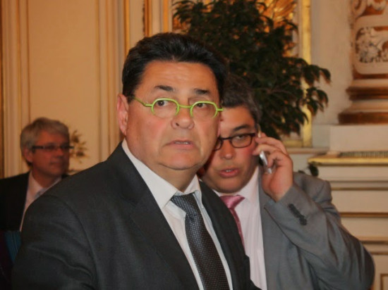 Incidents à Villeurbanne : le maire Jean-Paul Bret interpelle des jeunes et récolte des insultes