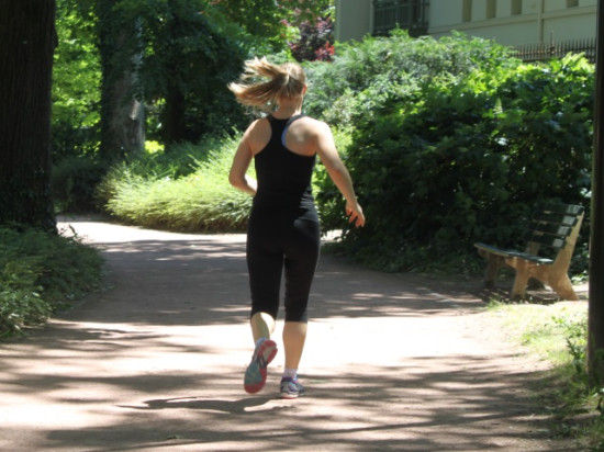 Il touche les fesses d'une joggeuse puis évoque "une mauvaise blague"