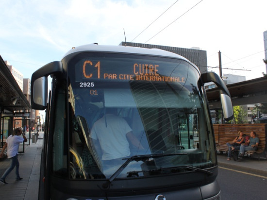 Vaulx-en-Velin : il crache et lance des pierres sur un chauffeur TCL