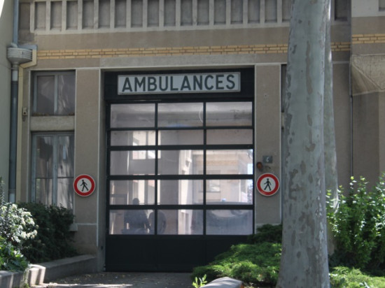 Lyon : l'étudiant retrouvé poignardé devant un hôpital est hors de danger Lyon : l'étudiant retrouvé poignardé devant un hôpital est hors de danger