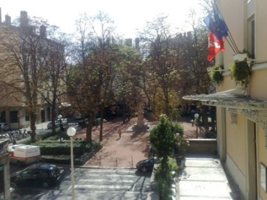 Une solution de relogement cette semaine pour les Roms de la place Sathonay ?