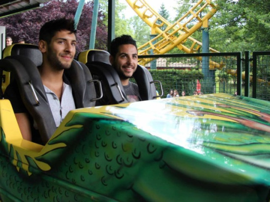 Le Lyonnais Samir Benzema prend du bon temps &agrave; Walibi Rh&ocirc;ne-Alpes