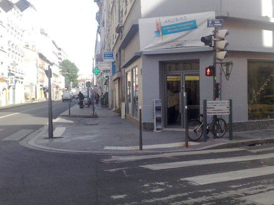 Accessibilité à la voirie : le Grand Lyon est-il aveugle ?