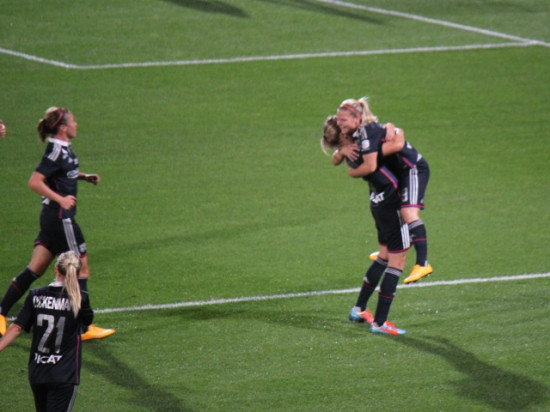 OL féminin : Bremer voit triple et envoie Lyon en ¼ de finale à Guingamp (5-0) OL féminin : Bremer voit triple et envoie Lyon en ¼ de finale à Guingamp (5-0)