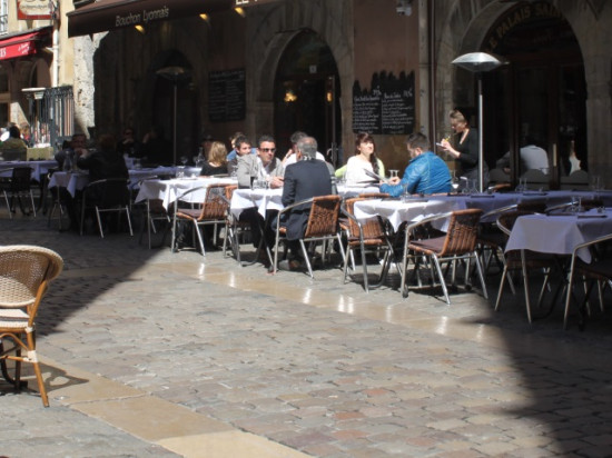 Lyon : pour une raison qu'il ignore, il jette un couteau sur une terrasse en bas de chez lui