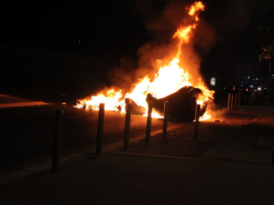 Vénissieux : des voitures en feu perturbent les transports en commun