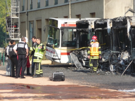 Toujours aucune piste un mois après l'incendie du dépôt de bus des TCL Toujours aucune piste un mois après l'incendie du dépôt de bus des TCL