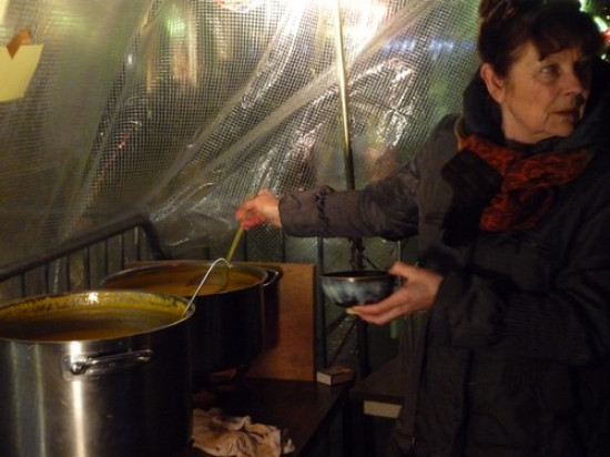 200 personnes rassembl&eacute;es place Antonin-Poncet pour l'h&eacute;bergement d'urgence