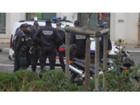 En fuite, des individus aspergent les policiers avec un extincteur