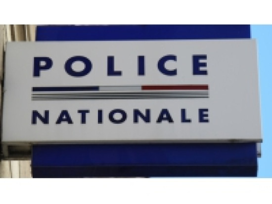 Hache, menottes, trois t&eacute;l&eacute;phones : l'&eacute;tonnant attirail d'un chauffard albanais