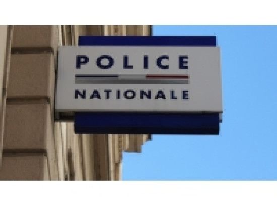 Givors : un homme frappe sa fille de 17 mois et sa compagne