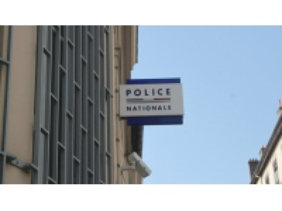 Lyon : surpris en train de filmer sous les jupes des filles dans un supermarché Lyon : surpris en train de filmer sous les jupes des filles dans un supermarché