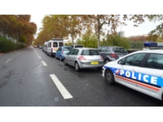 Lyon : il menace sa femme avec un couteau devant leurs enfants Lyon : il menace sa femme avec un couteau devant leurs enfants