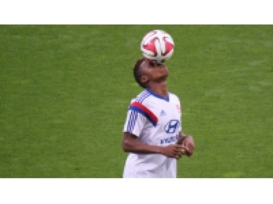 Clinton N'Jie, décrié avec l'OL, brillant avec le Cameroun Clinton N'Jie, décrié avec l'OL, brillant avec le Cameroun