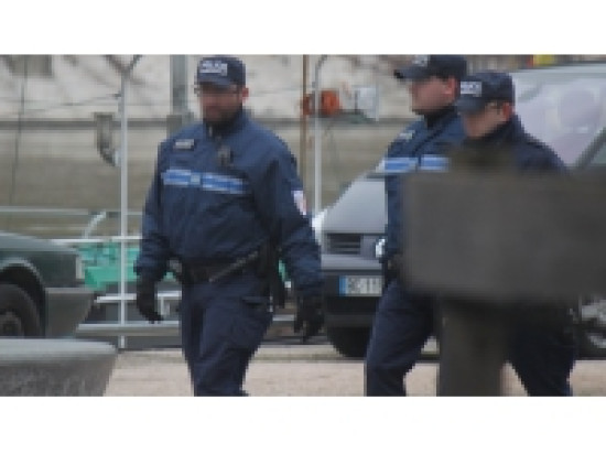 Il tente de fuir les policiers puis les attaque avec un pied de biche Il tente de fuir les policiers puis les attaque avec un pied de biche